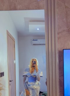 Grey - masseuse in Lagos, Nigeria Photo 1 of 1