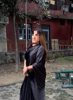 Gurleen Kaur - puta in New Delhi Photo 2 of 8