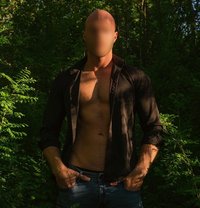 Gusi - Male escort in Bangkok Photo 3 of 4