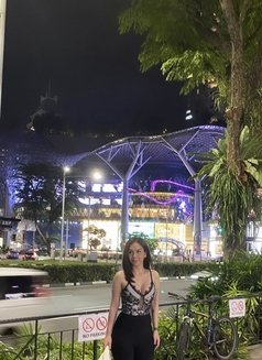 Gwenn Has Just Arrived - puta in Singapore Photo 5 of 11
