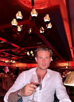 Gwoodlight - Male escort in Dubai Photo 8 of 8