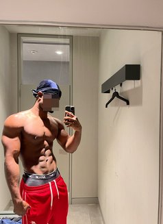 Gym bro for couples (real pics) - Acompañantes masculino in Dubai Photo 8 of 8