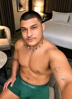 HabibiTonyXL - Male escort in Manila Photo 9 of 12