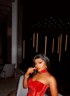 Hailey - puta in Abu Dhabi Photo 1 of 3