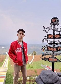 Haki - Male escort in Bali Photo 3 of 5