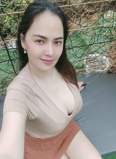 Half-American Beauty, Tall & Curvy - escort in Singapore Photo 4 of 8