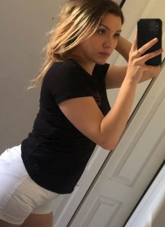Halseys - escort in Paris Photo 1 of 5