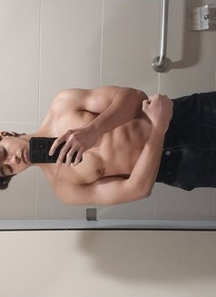 Hamza - Male escort in Cairo Photo 2 of 5