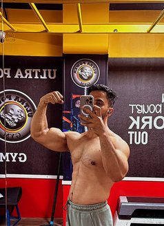 Hamzi - Acompañantes masculino in Dubai Photo 2 of 7