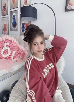 Han - puta in Abu Dhabi Photo 2 of 5