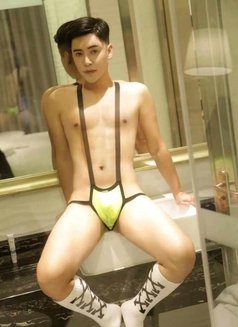 Handsome From Korea - Male escort in Paris Photo 1 of 3