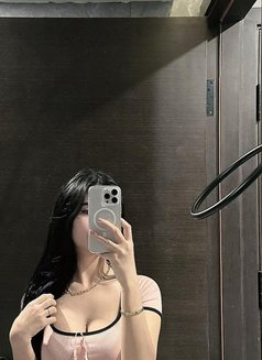 Hanna - escort in Singapore Photo 1 of 2