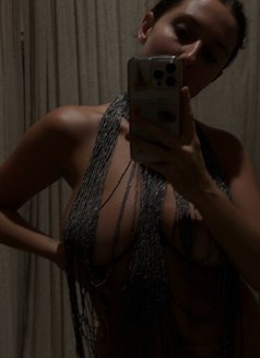 Hannah - escort in London Photo 1 of 5