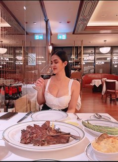Hannah - puta in Abu Dhabi Photo 9 of 14