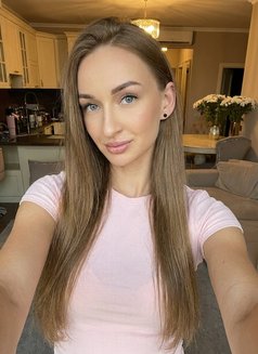 Hannah Instantly Wet - escort in Hong Kong Photo 1 of 6
