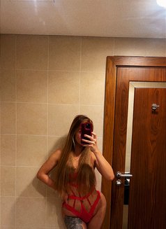 Happy - Transsexual escort in Abu Dhabi Photo 7 of 8
