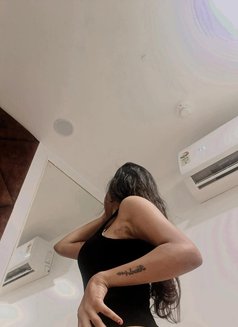 Happy - escort in Noida Photo 3 of 7