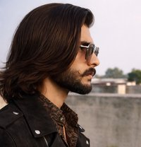 Harris Jutt - Male companion in Karāchi