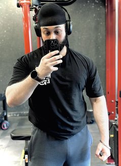 Harry - Male escort in New Delhi Photo 1 of 5