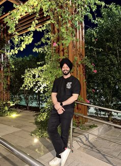 Harry - Male escort in New Delhi Photo 2 of 5