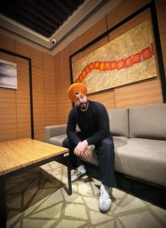 Harry - Male escort in New Delhi Photo 4 of 5