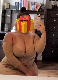 Heidi - escort in Lomé Photo 2 of 3