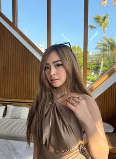 Helen - puta in Dubai Photo 15 of 17