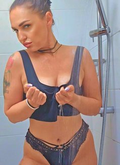 Helen - escort in Dubai Photo 2 of 16