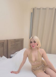 Helia - escort in Muscat Photo 3 of 13