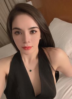 Laura - escort in Dubai Photo 2 of 4