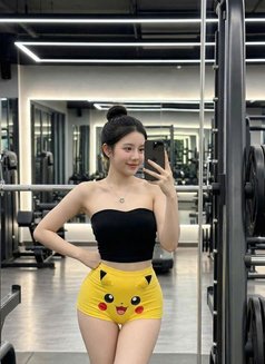 Henny - escort in Singapore Photo 5 of 6