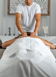 Heshan Gunawardhane (Massage Therapist) - masseur in Colombo Photo 2 of 3
