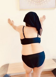 Hijabi queen now offers video recording - escort in Dubai Photo 9 of 13