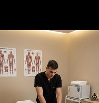 Hikita - masseur in Athens