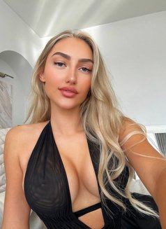 Hilary - escort in Berlin Photo 2 of 6