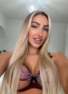 Hilary - escort in Berlin Photo 6 of 6