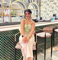 Himani Sharma - puta in Kochi