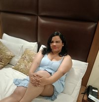 Himani Taneja - puta in Candolim, Goa