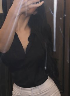 Himanshi - escort in Mumbai Photo 1 of 1