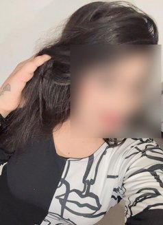 Himanshi - escort in New Delhi Photo 2 of 4