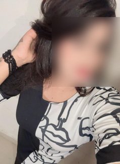 Himanshi - escort in New Delhi Photo 4 of 4