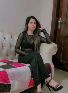 Himanshi Indian Model - puta in Abu Dhabi Photo 1 of 2