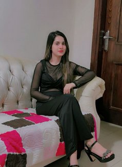 Himanshi Indian Model - puta in Abu Dhabi Photo 2 of 2
