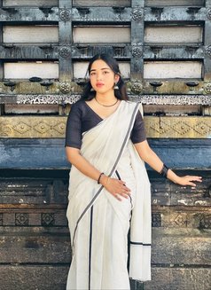 Hinal - escort in Kochi Photo 2 of 3