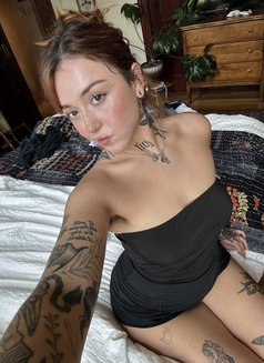 Holy - puta in İstanbul Photo 2 of 5