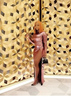 Honey - escort in Dubai Photo 1 of 2