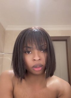 Honey - Acompañantes transexual in Lagos, Nigeria Photo 7 of 7