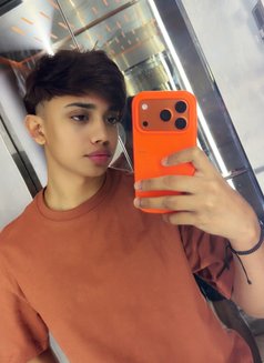 Honeybunny - Male escort in Manila Photo 1 of 6