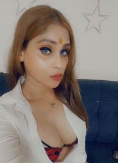 Hot and Blonde Mamacita - Acompañantes transexual in Pune Photo 23 of 24