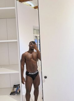 Hot Black - Acompañantes masculino in Dubai Photo 3 of 5
